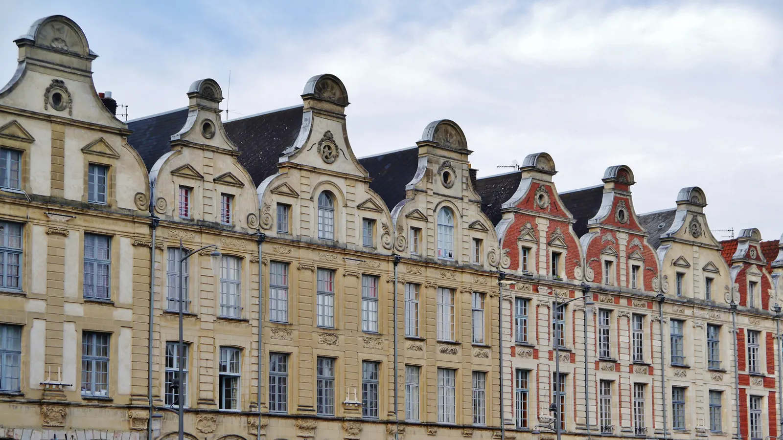 Les façades à pignons de la Place des Héros, à Arras
